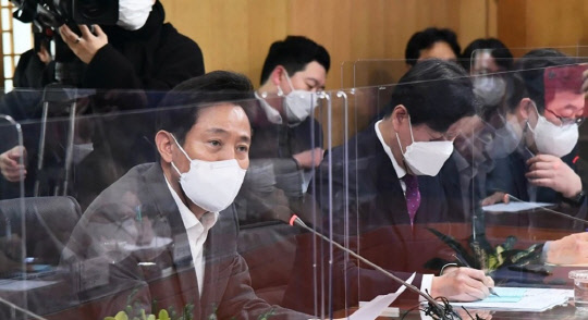 오세훈 서울시장이 17일 서울주택도시공사(SH공사)에서 열린 신년 업무보고회에 참석해 발언하고 있다. <연합뉴스>